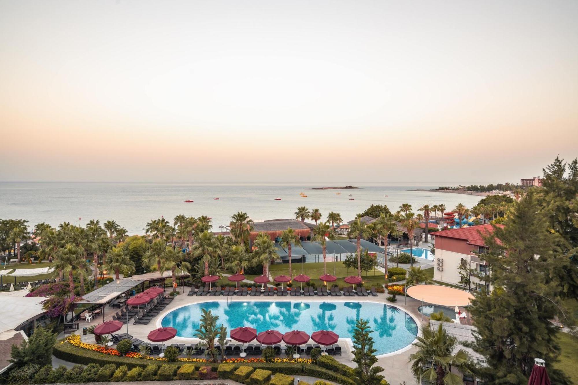 Justiniano Deluxe Resort Окурджалар Екстериор снимка